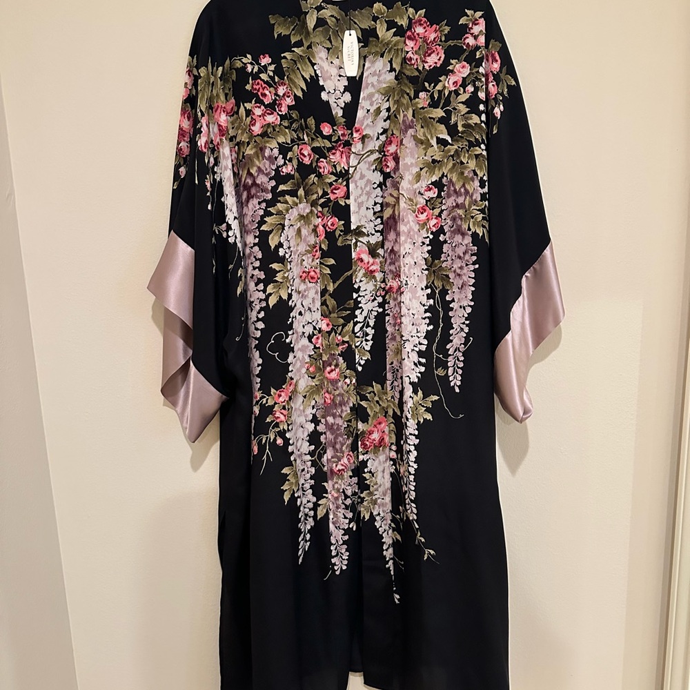 Victoria’s Secret kimono style robe. Size S/M. 
100% silk. NWT.